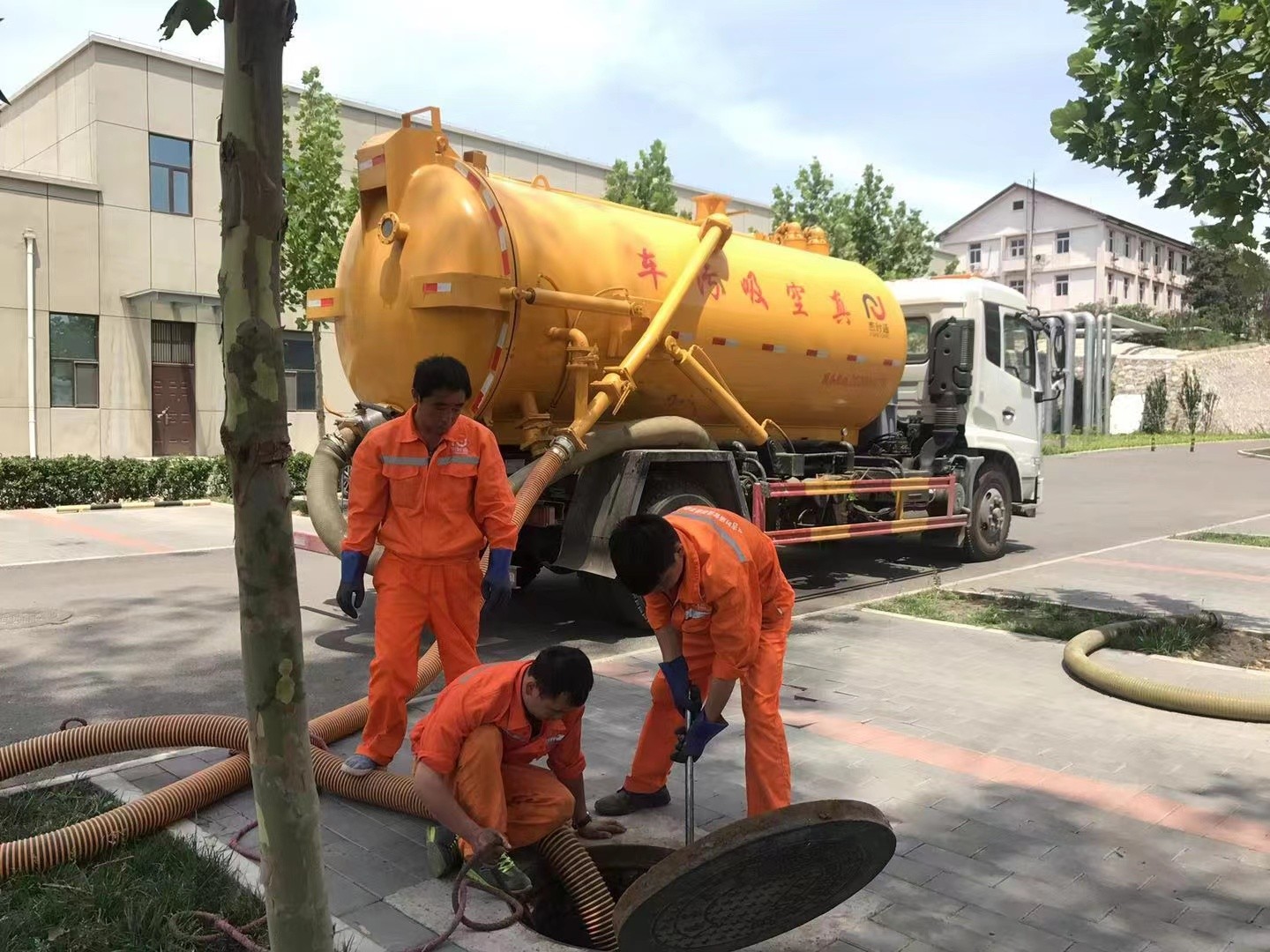 文城镇化粪池清理与5-8吨吸粪车施工效率分析